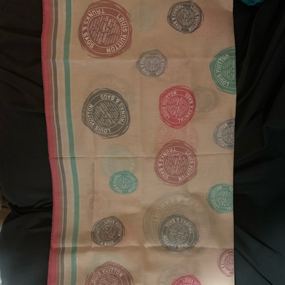 Louis Vuitton silk scarf - Picture 2 of 5